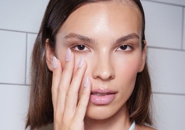 La manicura blanco lechoso confirma que las uñas más bonitas para una boda son también las más discretas